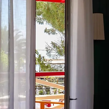Hotel De La *